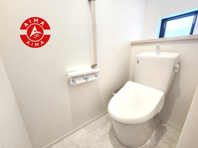 古賀市日吉2丁目第1-2棟（B号棟）の内観：施工例|温水洗浄便座を完備しております。2ヶ所にトイレがあるのは朝の慌ただしい時間も安心です。