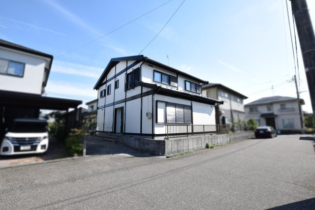 新潟市西区内野西2丁目の前面道路含む現地写真