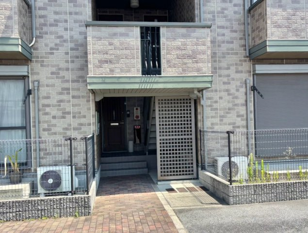 ロイヤルグレース花田　C棟のエントランス