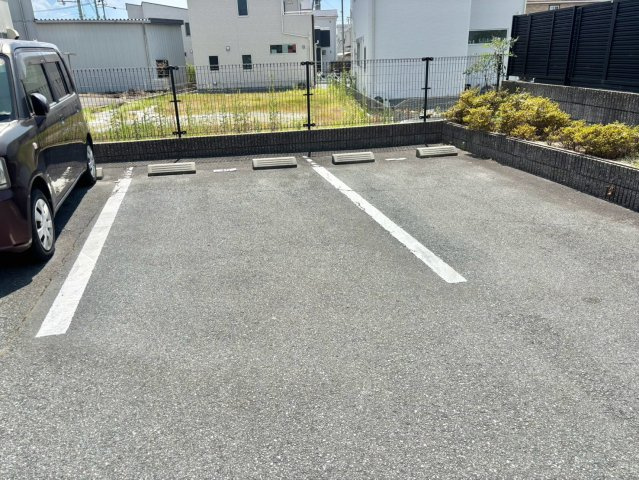 ロイヤルグレース花田　C棟の駐車場
