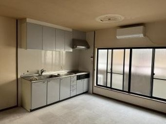 堀溝3丁目　中古一戸建てのキッチン|※この画像はAIによるバーチャルステージング画像です。
実際の物件には家具・インテリアは含まれません。
■物件内覧・資金計画相談・住宅ローン相談、リフォーム相談、お問合せ受付中■