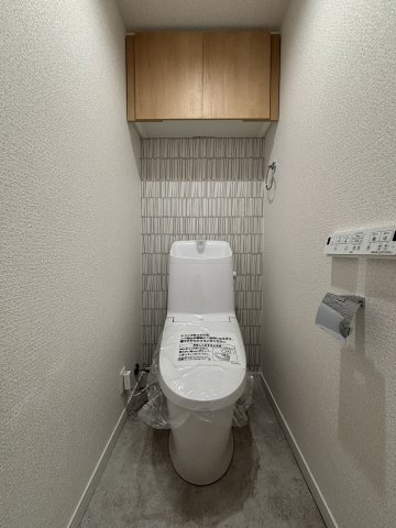 エスポア金山Ⅲのトイレ|【トイレ：リフォーム済み】上部戸棚付き。トイレットペーパーなど消耗品の収納に便利ですね。