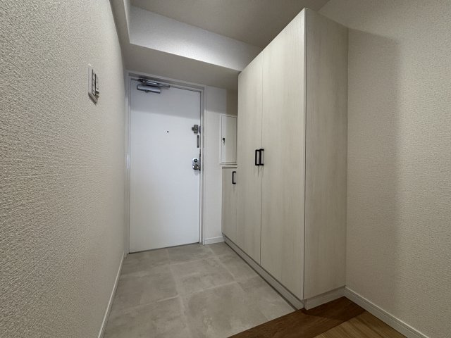 エスポア金山Ⅲの玄関|大型の玄関収納が設置されています。大容量収納可能なので、美しい空間を保つことができそうです。