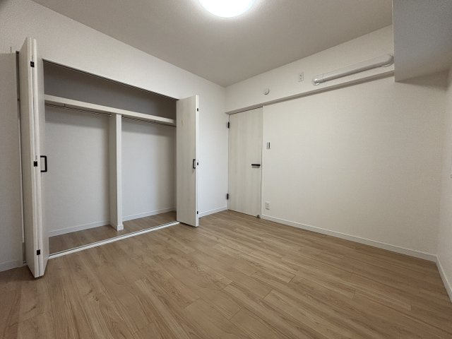 エスポア金山Ⅲの洋室|洋室約5.5帖。大型クローゼット付き。洋服やキャリーバッグなどの大きな荷物もスッキリ収納可能です。