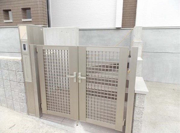 高柳町貸家 北棟のエントランス