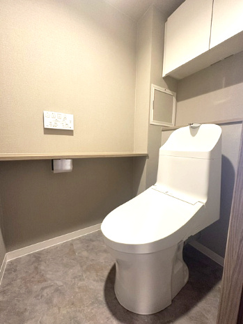 【トイレ】 | ローレルコート北千里 | 温水洗浄便座付のトイレで、冬の寒い時期でも快適！吊戸棚付きで、予備のペーパー類も問題なく収納できます。