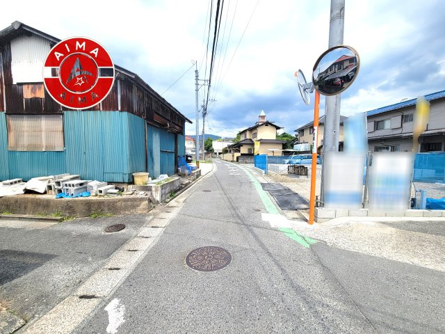 糟屋郡篠栗町庄4丁目第2-1棟（1号棟）の前面道路含む現地写真|前面道路は閑静な住宅地をはしる車通りの少ない道路。お車の出し入れが苦手なママや小さなお子様にも安心ですね。しっかり舗装もされているので、ベビーカーや自転車で通っても快適に通行できます。
