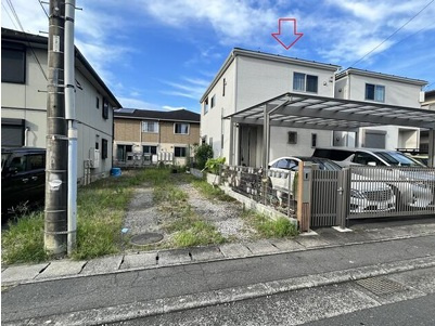 【間取り】 | 大切なお車を雨や紫外線から守れる便利なカーポート2台付き！　　　　
荷物の出し入れやお子さまの乗り降りも快適です◎