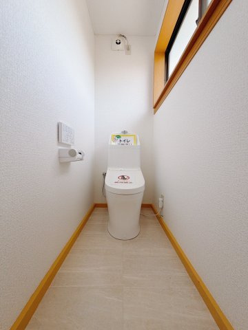 【中古戸建】太田市新田村田町のトイレ|■トイレ｜白を基調とした清潔感溢れるトイレになっています。トイレには窓がついていますので常に換気をすることができ清潔を保てます♪