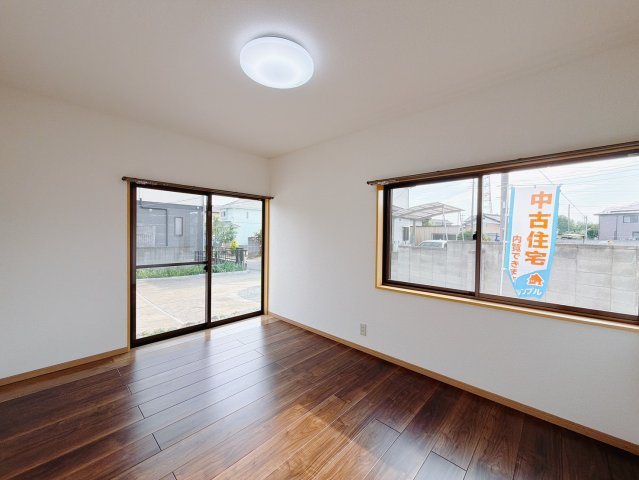 【中古戸建】太田市新田村田町の洋室|■洋室｜1階洋室はお子様のお昼寝スペースや、洗濯物をたたむのに便利です。客間やリビングの延長としても使えます♪
