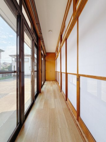 【中古戸建】太田市新田村田町のその他|■縁側｜日常に”ほっと一息”をプラスしてくれる縁側。四季を感じながら、ゆったりとした時間を楽しめる贅沢な空間です♪
