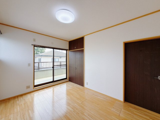 【中古戸建】太田市新田村田町の洋室|■洋室｜お子様の一人部屋にピッタリな洋室。木のぬくもりを感じるフローリングは、天然木の味わいが時とともに深みを増していきます。また、傷にも強く、フリーワックスでお手入れもラクラクです♪
