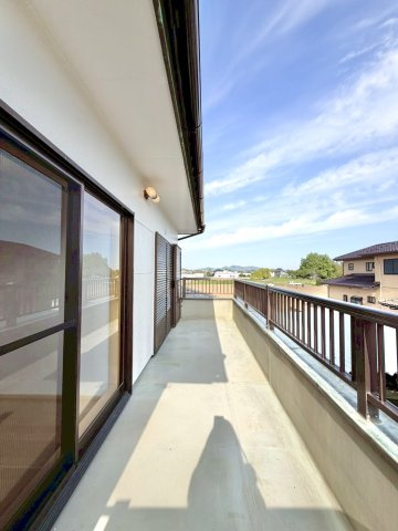 【中古戸建】太田市新田村田町のバルコニー|■バルコニー｜バルコニーから入る日差しは暖かく、爽快な朝の目覚めを促してくれます♪洗濯物やお布団を干して太陽の香りを吸い込んだお布団で夜はおやすみください。