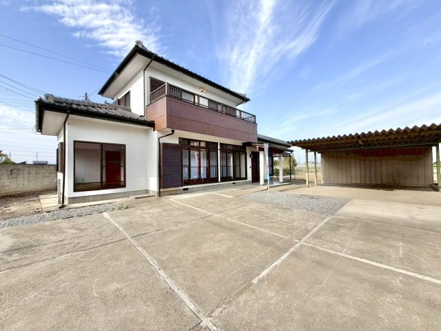 【中古戸建】太田市新田村田町の外観|■外観｜南西側のお庭なので暗くなりがちな夕方も明るい印象にしてくれます♪リビングからお庭が見える子育て世帯にも嬉しい設計です♪