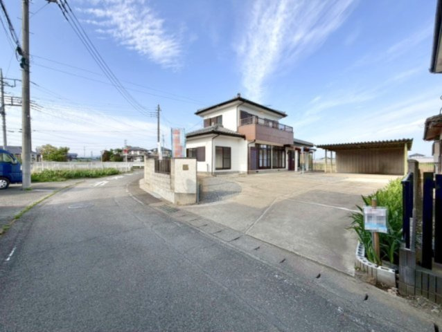 【中古戸建】太田市新田村田町の前面道路含む現地写真|■外観｜周囲の見渡しが良く、車の出入りの際も安全確認がしやすいため、小さなお子様がいるご家庭でも安心です。