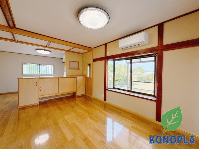 【中古戸建】太田市新田村田町の居間・リビング|■リビング｜窓から射し込む陽射しが縦横に広がり、あたたかな空間を形作ります♪木目のきれいなフローリングとシンプルな壁紙は、一日中家に居ても飽きることなく過ごすことができる素敵な空間です♪