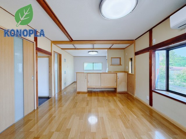 【中古戸建】太田市新田村田町の居間・リビング|■リビング｜窓から射し込む陽射しが縦横に広がり、あたたかな空間を形作ります♪木目のきれいなフローリングとシンプルな壁紙は、一日中家に居ても飽きることなく過ごすことができる素敵な空間です♪