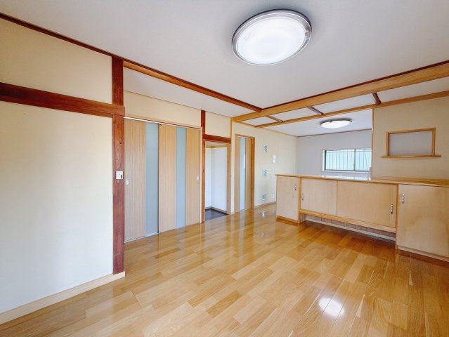 【中古戸建】太田市新田村田町の居間・リビング|■リビング｜陽当たり良好のリビングダイニング♪賃貸では叶わなかった、お友達とのホームパーティや大音量で映画やテレビを楽しむことができます(*^^*)