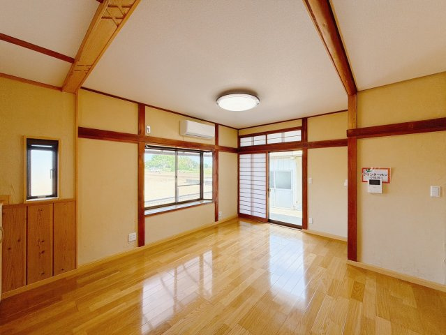 【中古戸建】太田市新田村田町の居間・リビング|■リビング｜窓から射し込む陽射しが縦横に広がり、あたたかな空間が形づくられています。ここはご家族の笑顔集まる憩いの空間です( ＾＾ )