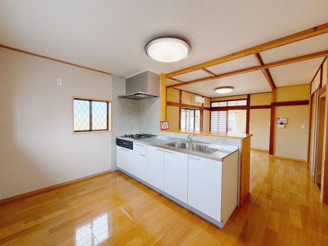 【中古戸建】太田市新田村田町のキッチン|■キッチン｜お料理ができたら「これ運んで～♪」と手渡しが出来ます。対面キッチンなのでリビングと一体感があり、広々とした空間の中で楽しく食事やお菓子作りが出来ますね♪