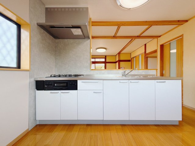 【中古戸建】太田市新田村田町のキッチン|■キッチン｜大きなお鍋や調理用具のも出し入れラクラクな収納がたっぷり！毎日使う場所だからこそ、無理のない姿勢で作業できるのは嬉しいポイントですね(*＾＾*)♪