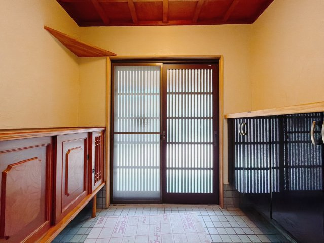 【中古戸建】太田市新田村田町の玄関|■玄関｜太陽の光をたっぷり採り込む南玄関☆ご家族の靴がたくさんしまえる下駄箱付き。お子様の靴がこれから増えても安心な大きさです。