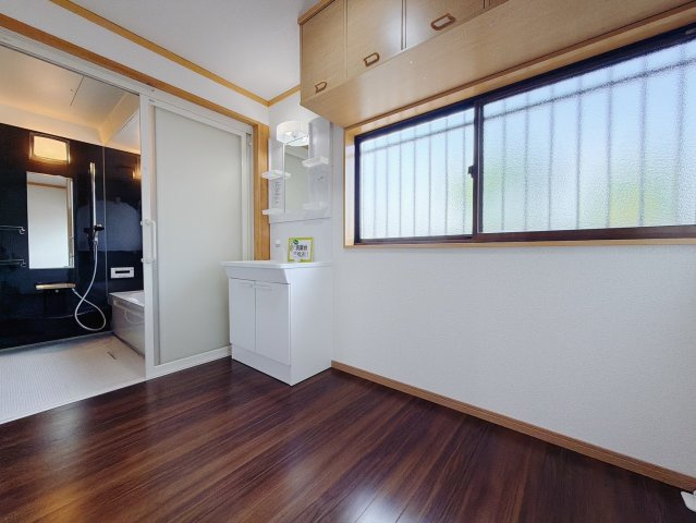 【中古戸建】太田市新田村田町の独立洗面台|■洗面室｜通常より広いタイプの洗面所になっています。のびのびと使える洗面所には寒い冬にストーブをおいても邪魔になりません♪