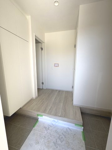 【玄関】 | 福岡市東区美和台5丁目2期　1号棟（全2棟）【仲介手数料無料・0円】 | 現地写真。
