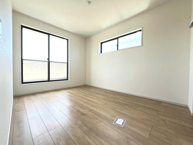 【寝室】 | 福岡市東区美和台5丁目2期　2号棟（全2棟）【仲介手数料無料・0円】 | 現地写真。2階主寝室です。