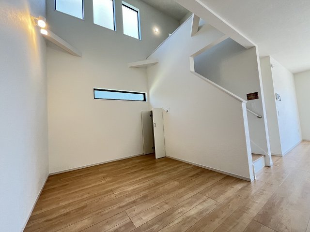 【居間・リビング】 | 福岡市東区美和台5丁目2期　2号棟（全2棟）【仲介手数料無料・0円】 | 現地写真。