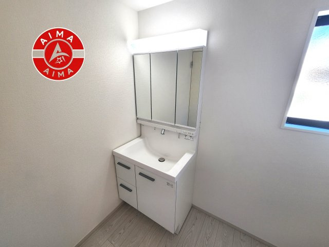 福岡市南区鶴田2丁目第7-1棟（1号棟）の内観：施工例|毎日使うものだから清潔な空間を保ちたい水回り。洗面にはそんな願いを解消させてくれる収納アイデアが満載です。三面鏡の裏側にはキャビネットが現れ小物から背の高い物まで収納できます。