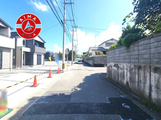 福岡市南区鶴田2丁目第7-1棟（1号棟）の前面道路含む現地写真|前面道路は閑静な住宅地をはしる車通りの少ない道路。お車の出し入れが苦手なママや小さなお子様にも安心ですね。しっかり舗装もされているので、ベビーカーや自転車で通っても快適に通行できます。