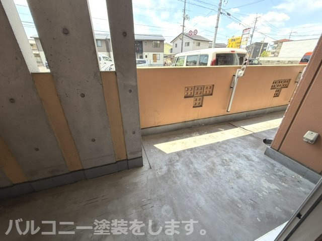 とまとはうすのバルコニー|床の塗装入ります