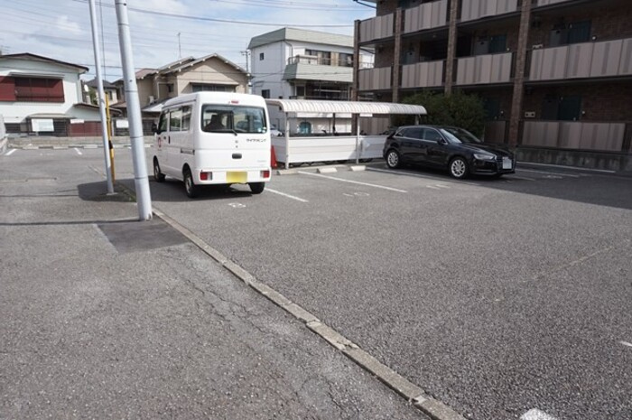 クレールＴＫの駐車場