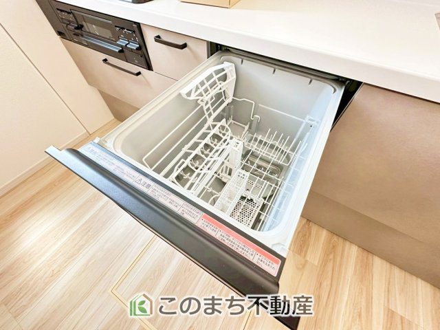 リガーレ宇都宮市江曽島町16期の設備|あったらいいなの代表的な設備である食洗機。ビルトイン型で、おさまりもよく、使い勝手も良好です。料理をするのは好きだけど、後片付けは苦手な方に重宝します。洗う手間がないので、時間を有効に使えますね。
