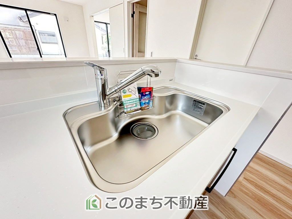 リガーレ宇都宮市江曽島町16期の設備|ビルトイン型浄水器を内蔵したキッチン水栓。お米を研いだり、野菜を洗ったりするときなど用途に応じてワンタッチで浄水に切り替えが可能です。カートリッジ式なので、フィルターを簡単に交換する事が出来ます。
