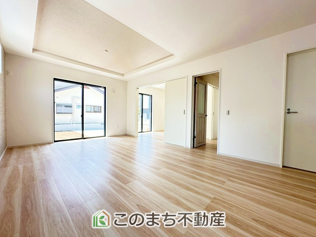 リガーレ宇都宮市江曽島町16期の居間・リビング|大きな窓で明るいリビングです！家具を置いても十分なゆとりがございます☆

