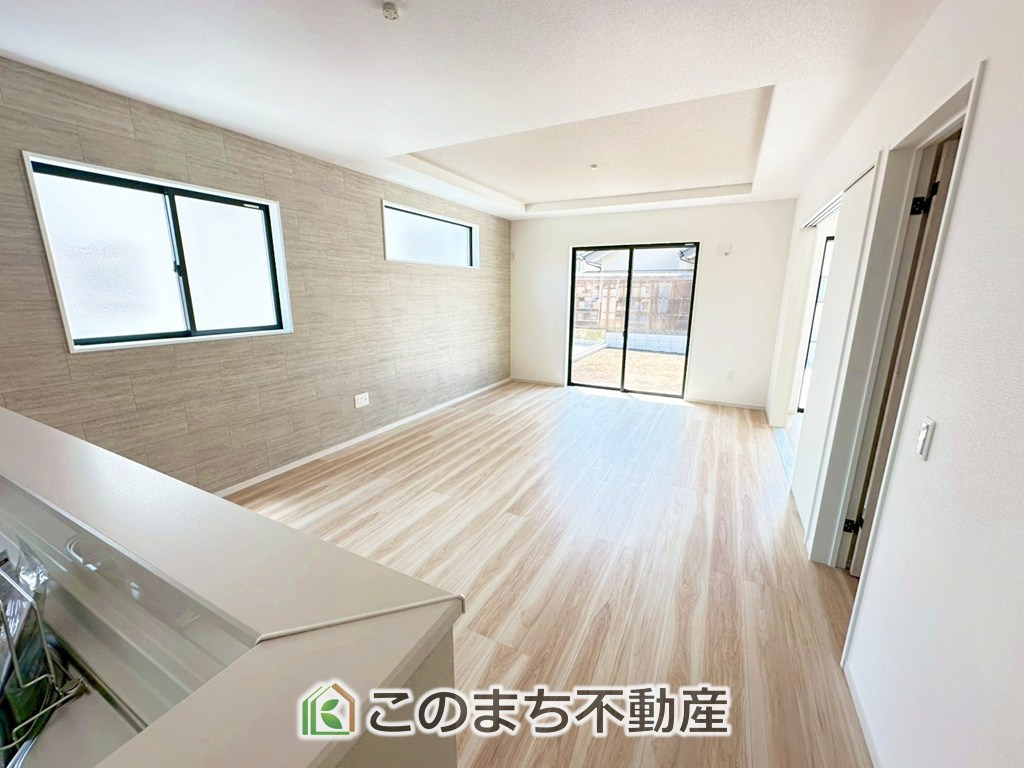 リガーレ宇都宮市江曽島町16期の居間・リビング|南側から暖かな日差しが差し込みます♪キッチンからリビングの様子がよく見渡せます☆
