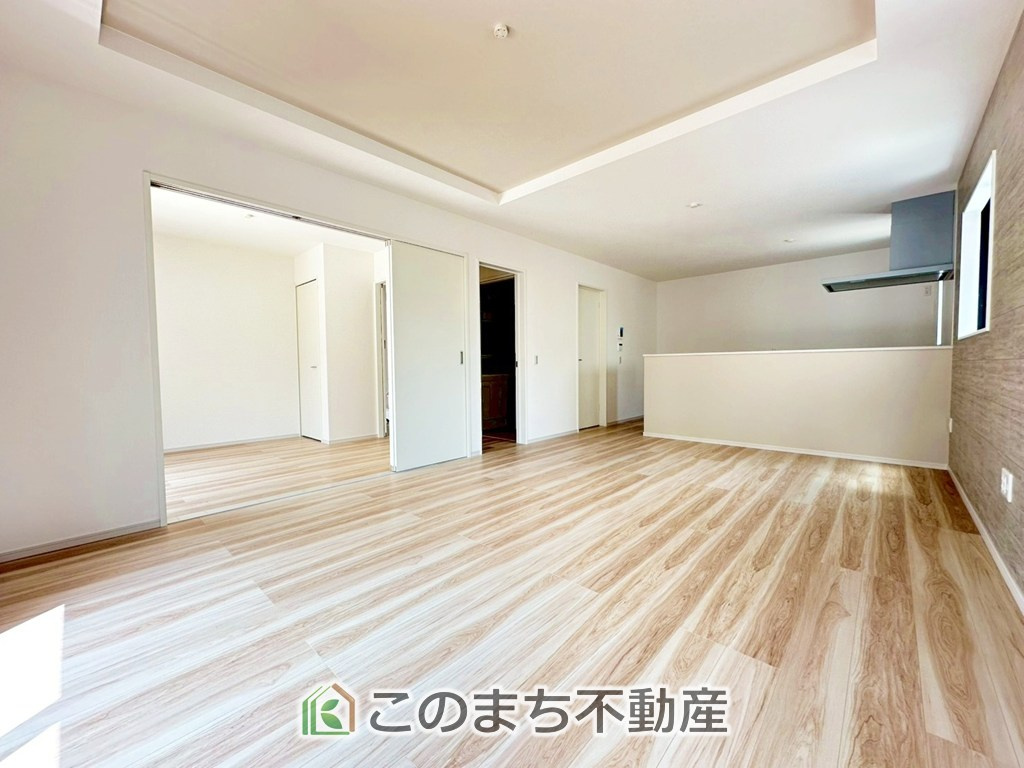 リガーレ宇都宮市江曽島町16期の居間・リビング|オープンでのびやかな空間を生み出す、こだわりの広がりとゆとり。家族と過ごす時間を大切にしたい方にぴったりの明るくゆとりある住空間です。
