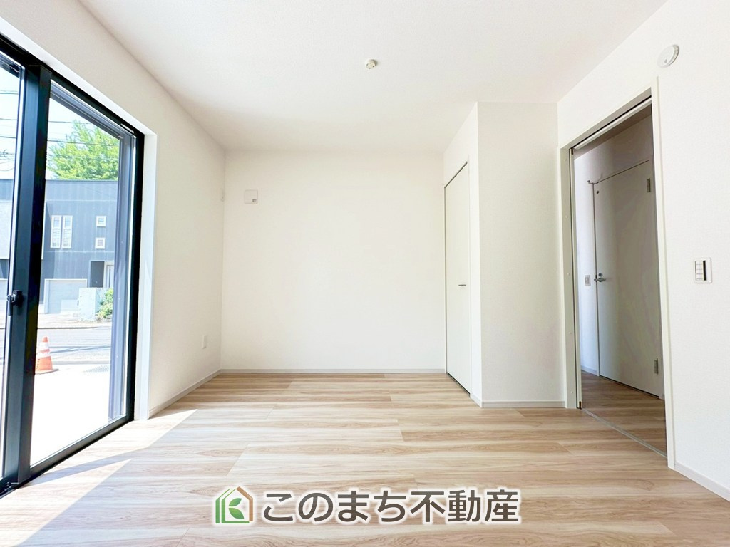 リガーレ宇都宮市江曽島町16期の洋室|陽光がふんだんに降り注ぐお部屋です。陽だまりの空間で、プライベートなお家時間も快適にお過ごしいただけます♪
