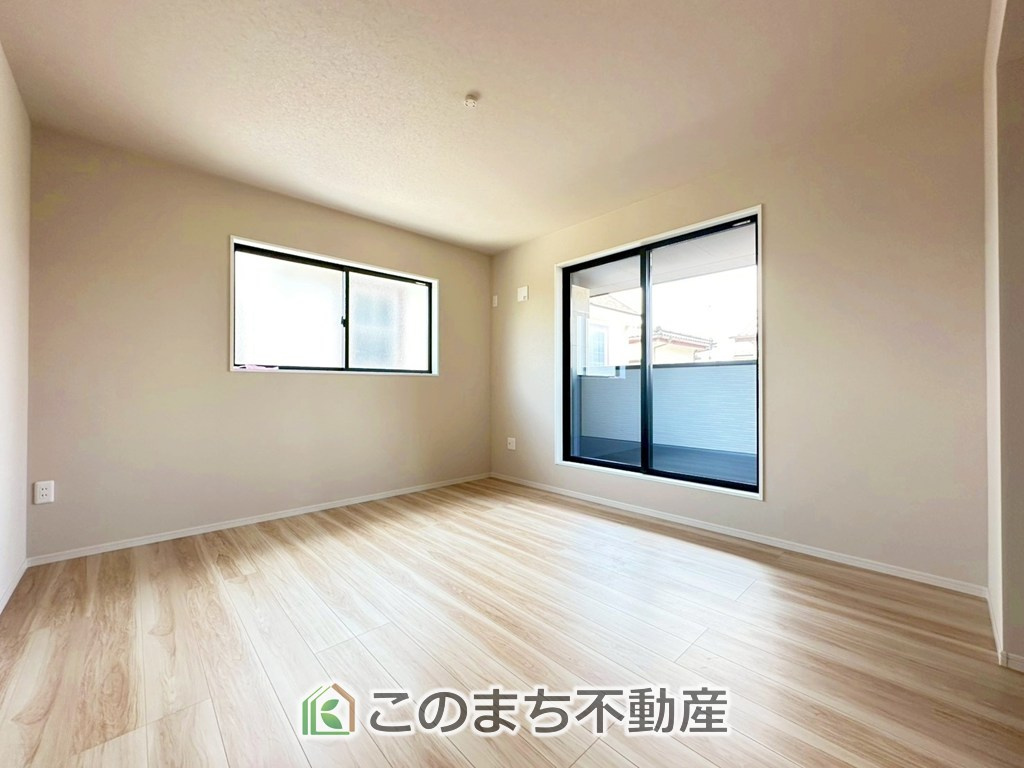 リガーレ宇都宮市江曽島町16期の洋室|柔らかい陽光が差し込む明るいお部屋を演出する設計。彩光の取れる窓が気持ちの良いお部屋を創り上げます。
