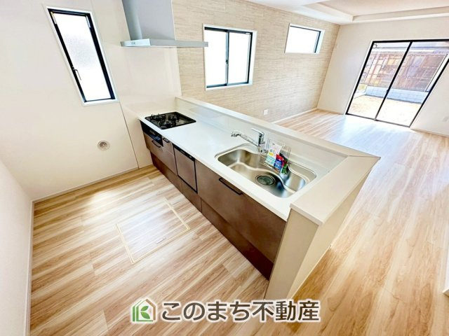 リガーレ宇都宮市江曽島町16期のキッチン|"お洒落なホワイト天板のペニンシュラキッチンを採用しております。
浄水器内蔵の水栓です♪"
