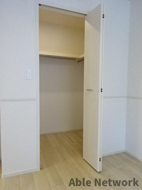 MKハイツDの収納|お洋服などを沢山収納できるウォークインクローゼットです！