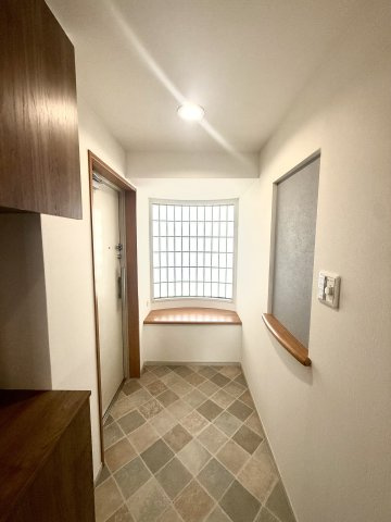 レスタージュ住道の玄関|ニッチがおしゃれな明るい玄関