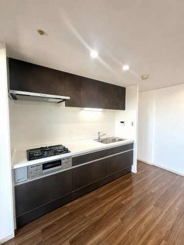 レスタージュ住道のキッチン|3口コンロのシステムキッチン