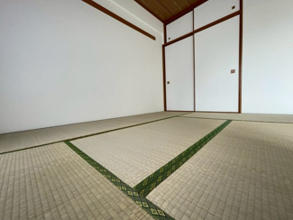 【独立洗面台】 | 千葉市緑区土気町　リフォームマンション　JR外房線「土気駅」　徒歩7分 | 清潔感のある白のボウルと、温かみのある木目調のキャビネットを組み合わせた洗面化粧台です。