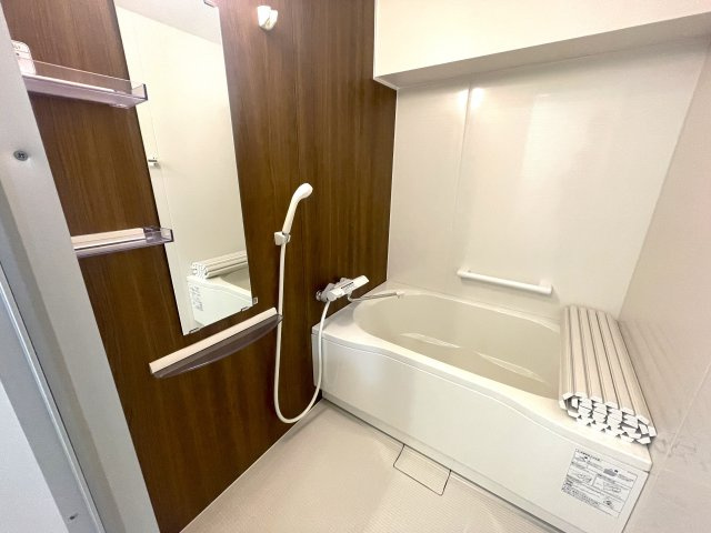 ステイツ天神東の浴室|
天候や時間帯に関係なく洗濯物をしっかり乾燥でき、浴室の黒カビ防止や冬場のヒートショック対策に非常に便利ですよ♪
