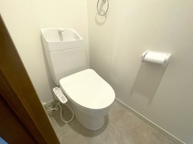 ステイツ天神東のトイレ|縦型トイレはお掃除などお手入れがしやすく常に清潔に保ちやすいですよ♪
