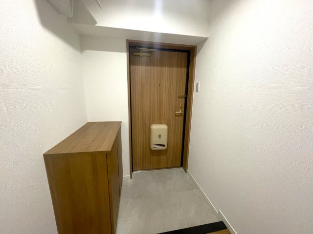 ステイツ天神東の玄関|扉があるため脱ぎっぱなしの靴や汚れが目に入らず、来客時も安心ですよ♪