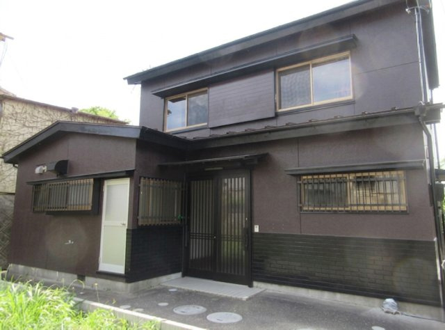 【開放感ある高台の邸宅】高知市上本宮町　中古一戸建ての外観|リフォーム済み。新生活をすぐにはじめられる美しい外装。